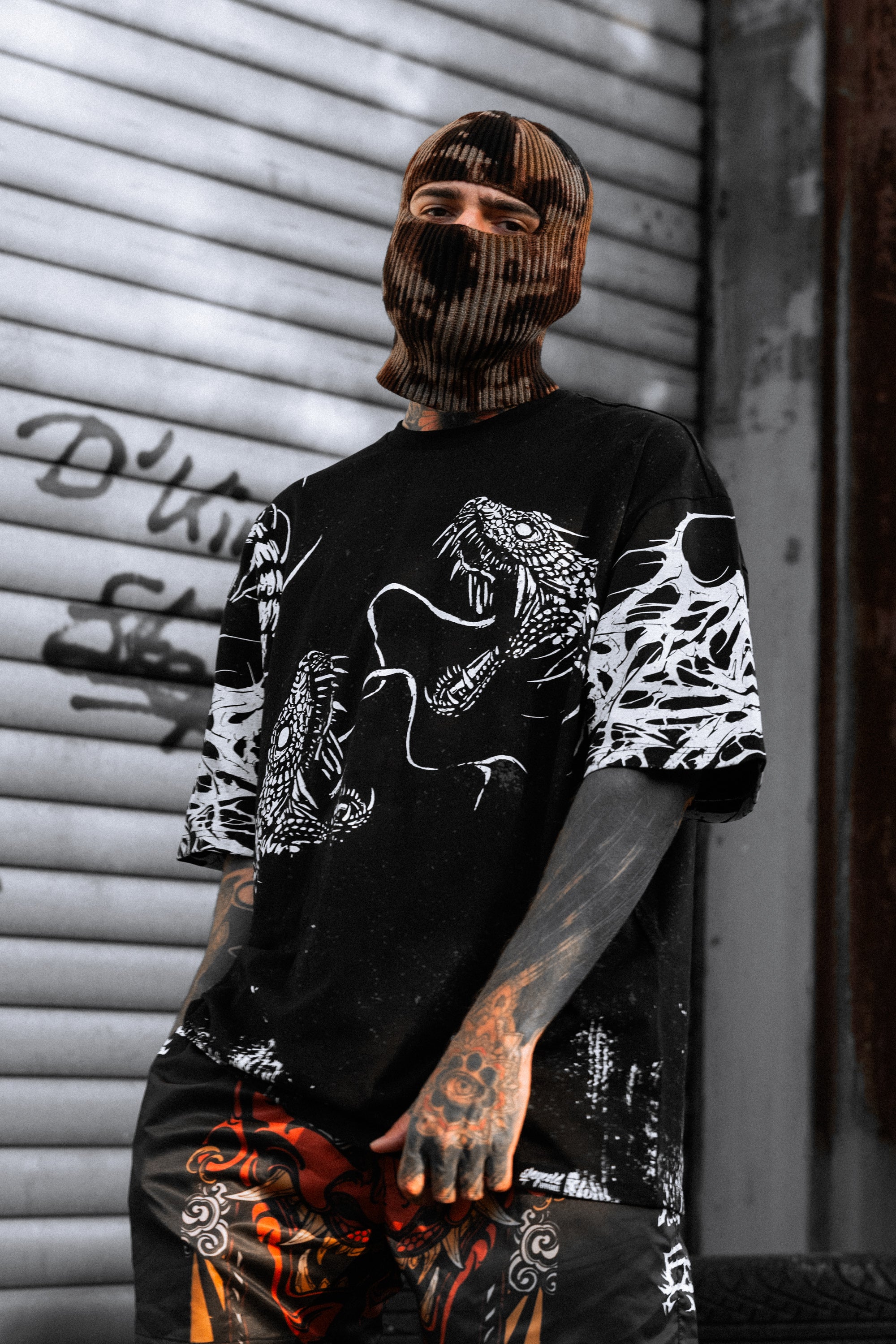 Black Spine (black) - Oversized T-Shirt (200GSM)