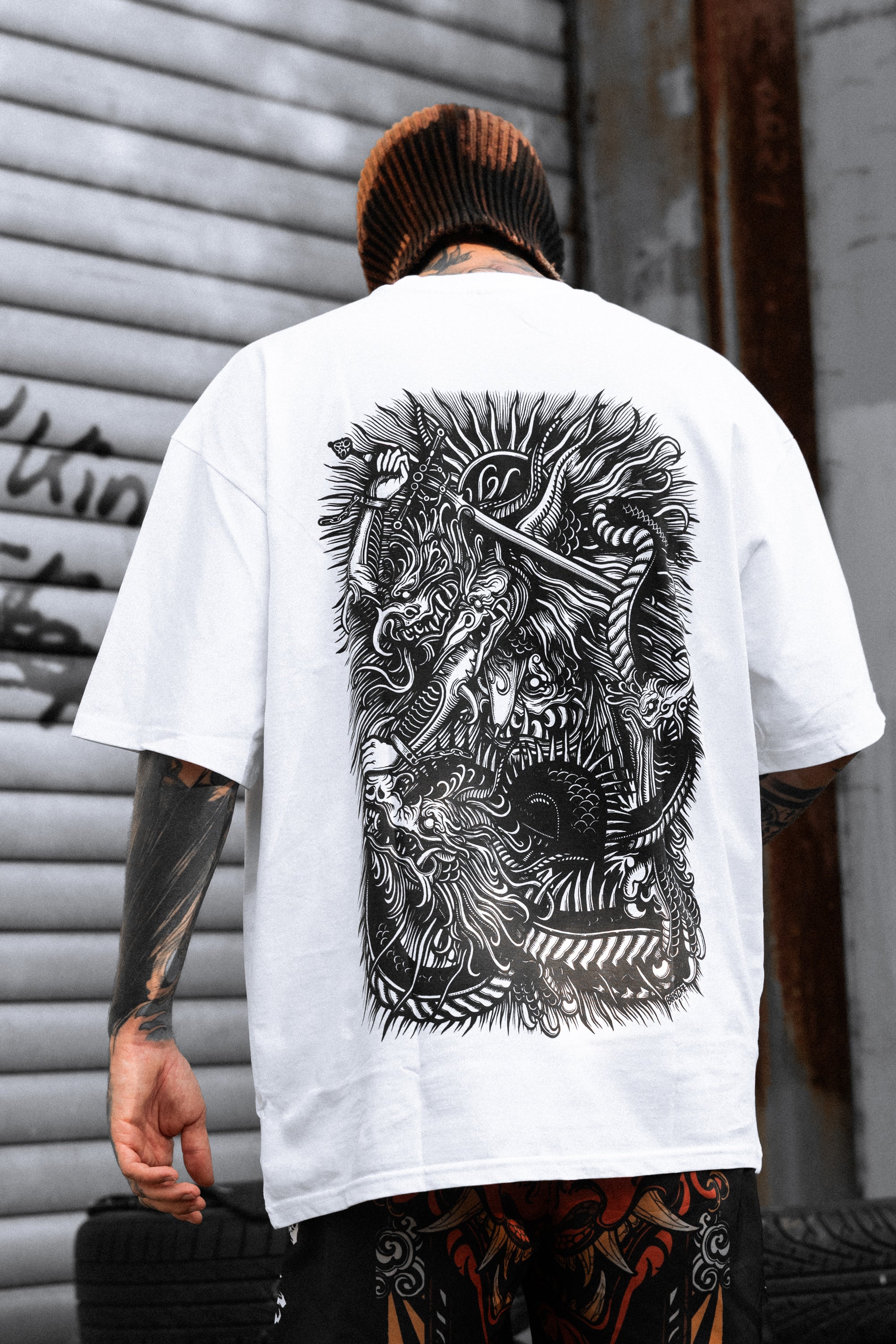Crown of Scales (white) - Oversized T-Shirt (200GSM)