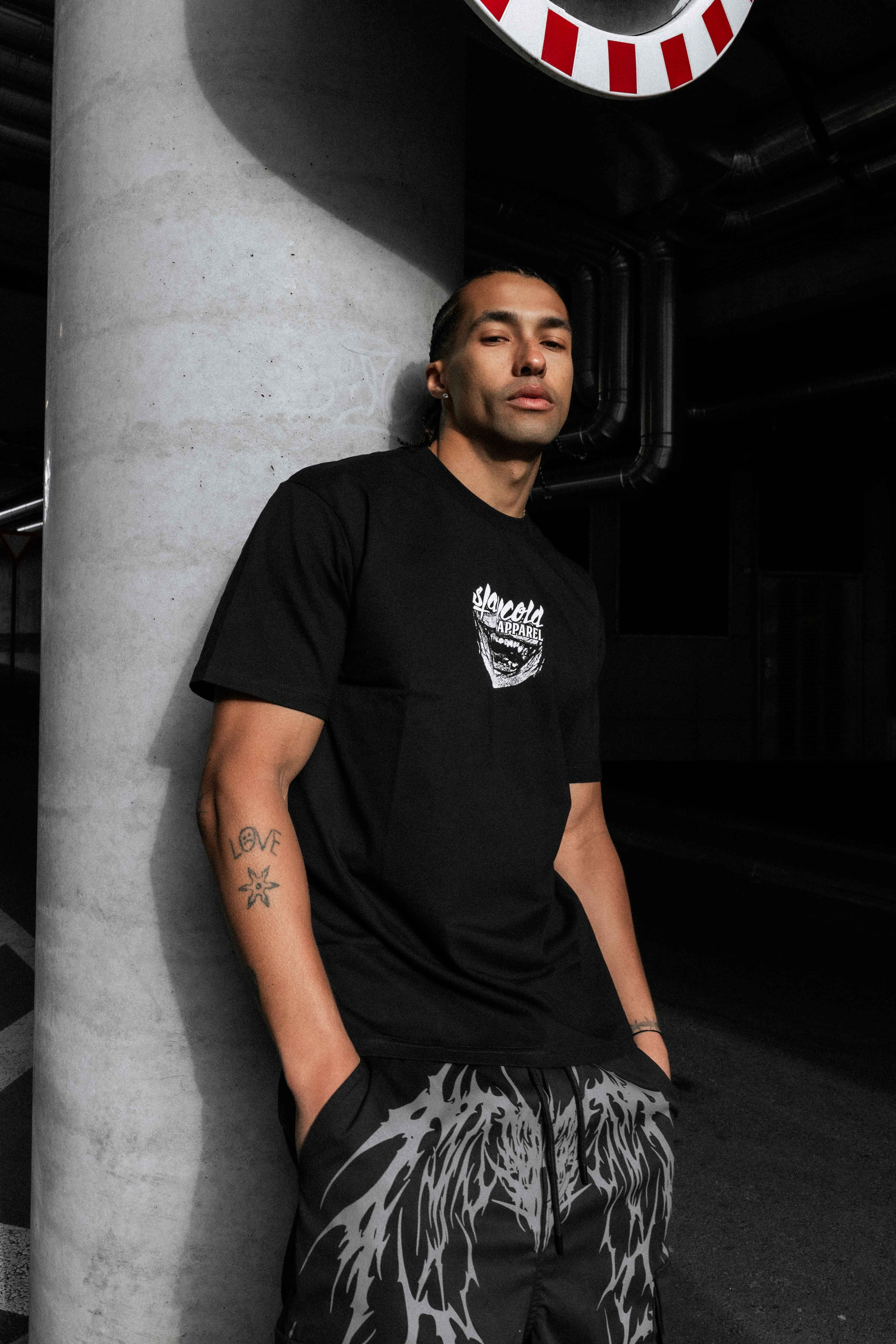 Frostgrin (black) - Regular T-Shirt (200GSM)