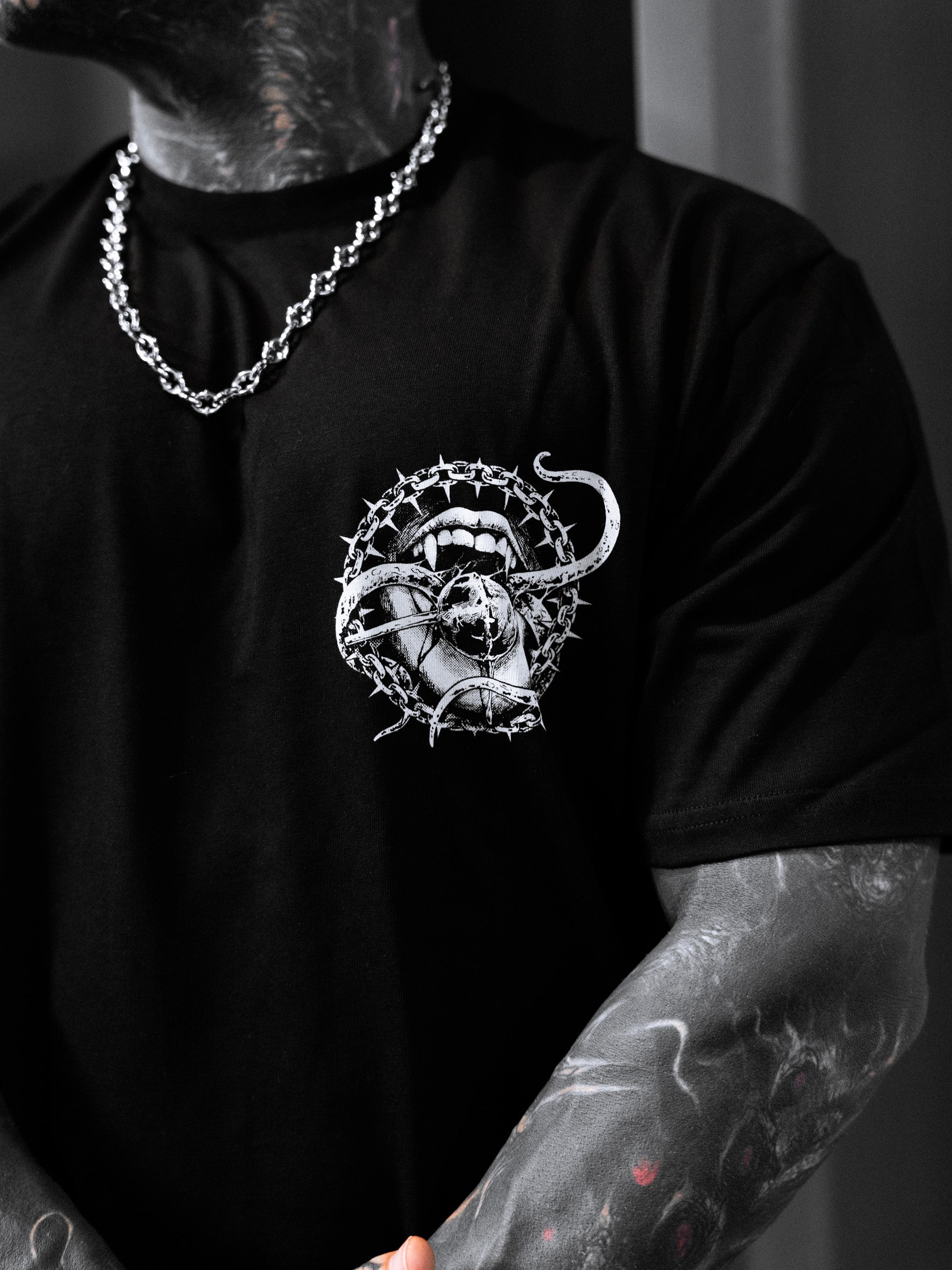 Gravewire (black) - Regular T-Shirt (200GSM)