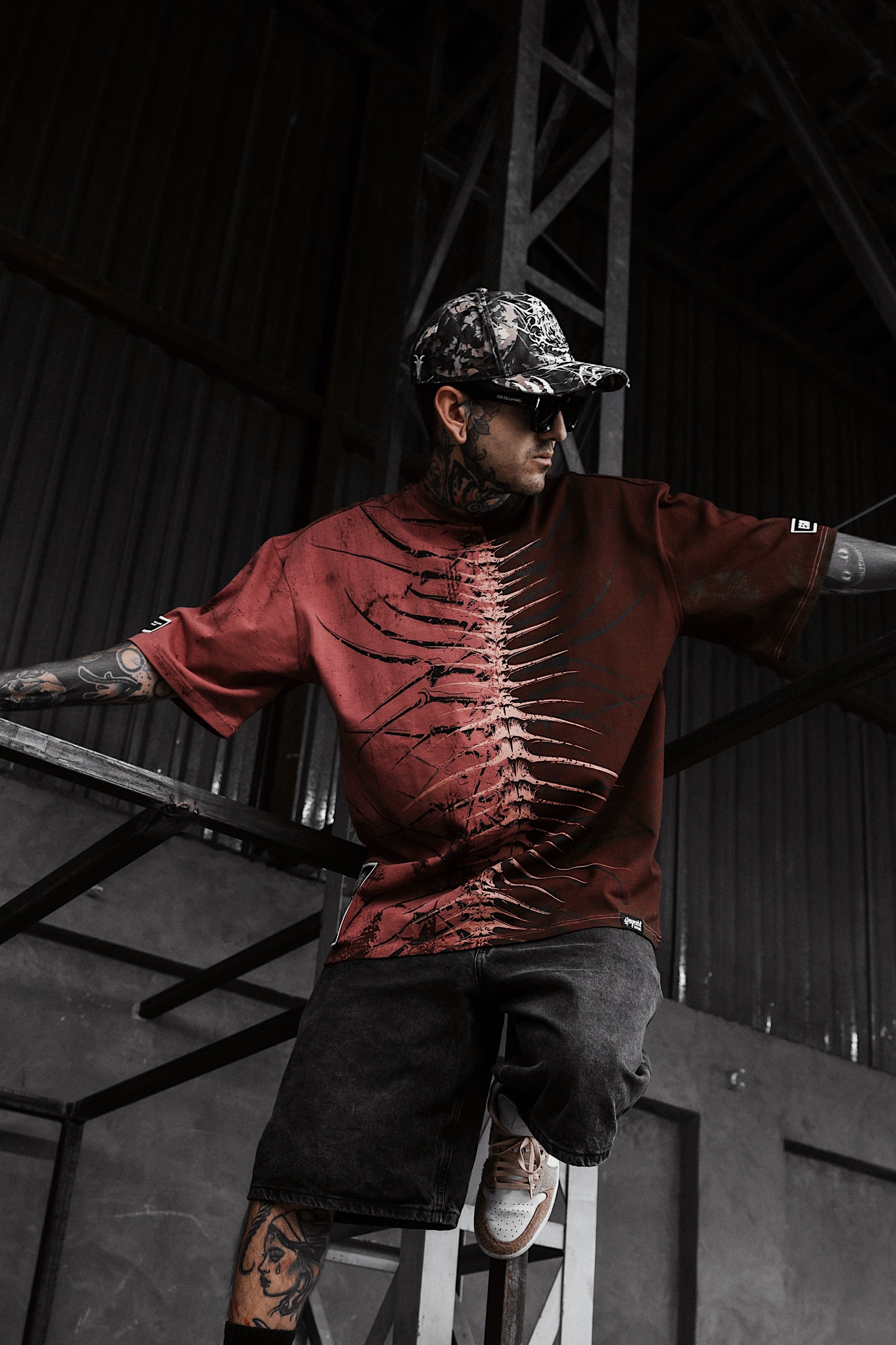 Lineage Of Dusk (half half red) - Heavy Oversized T-Shirt (250GSM)