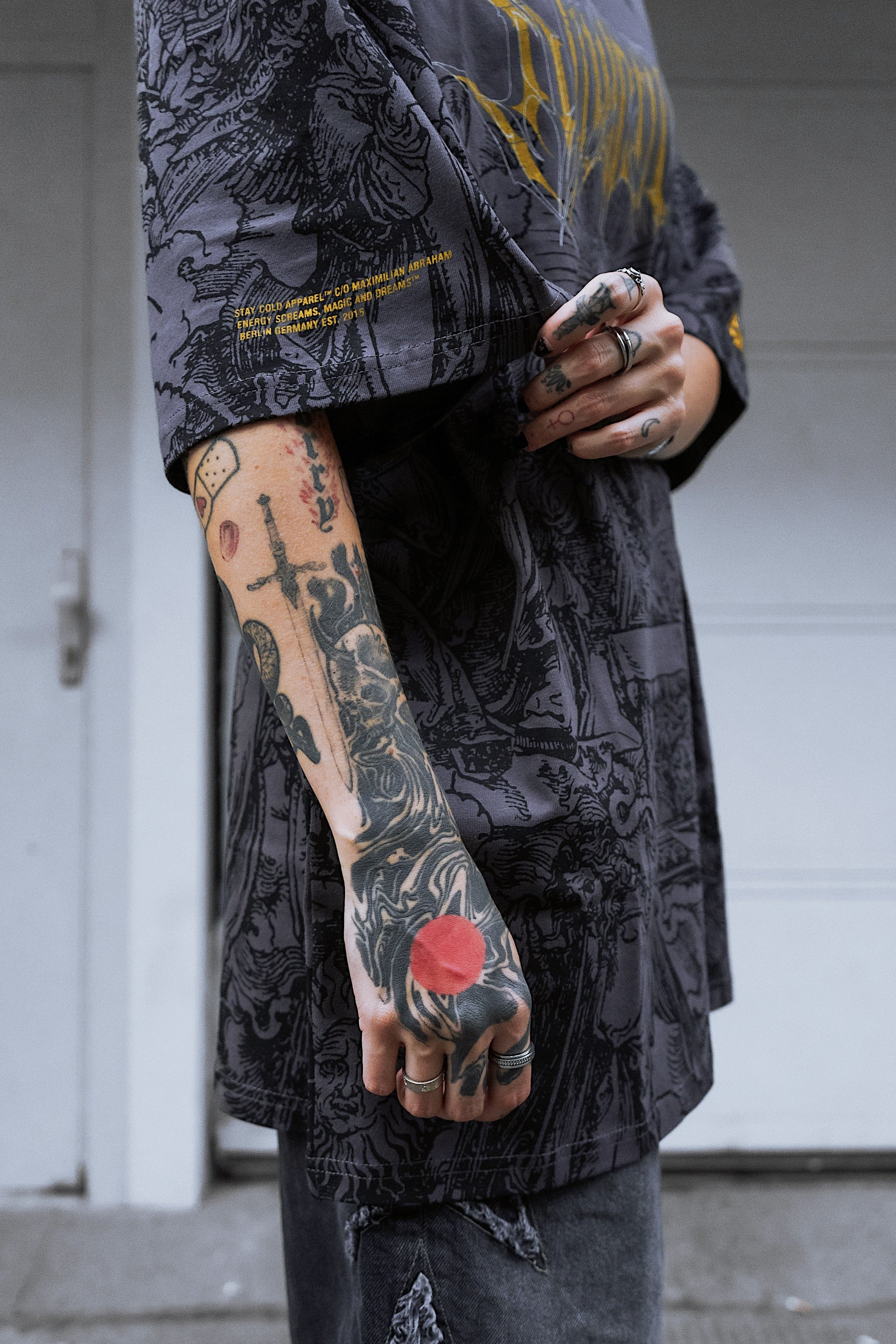 The Blackened Sun (dark grey) - Oversized T-Shirt (200GSM)