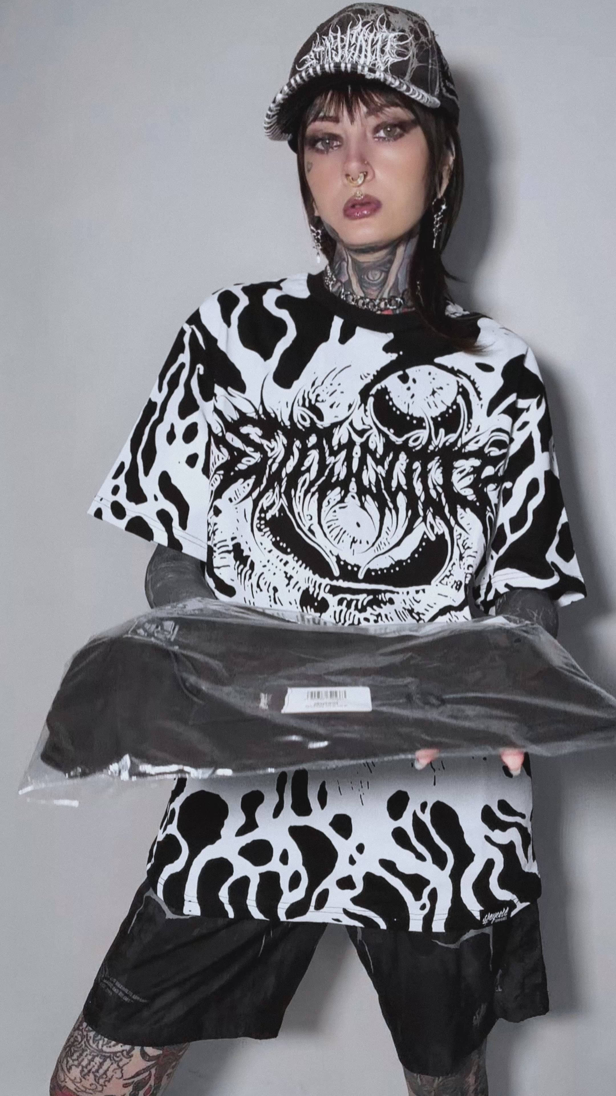 Gravewire (black) - Regular T-Shirt (200GSM)